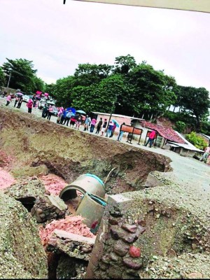 Por daño a red vial cierran indefinidamente la aduana El Poy